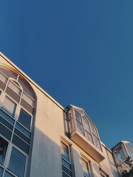 在奥芬巴赫，以低角度拍摄的现代建筑，其特点是独特的窗口设计和清澈的蓝天