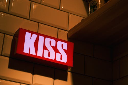 無料 壁のキス看板の写真 写真素材