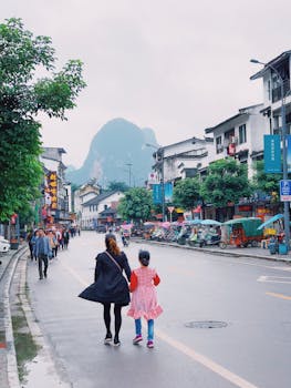 迷人的城市街道上，人们漫步，商店充满活力，山景宜人