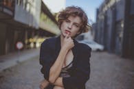 城市环境中，一位时尚的年轻女性姿态从容，散发着现代时尚风格