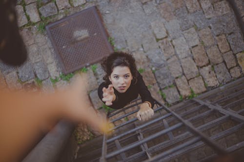 Hoge Hoekfoto Van Vrouw Op Ladder