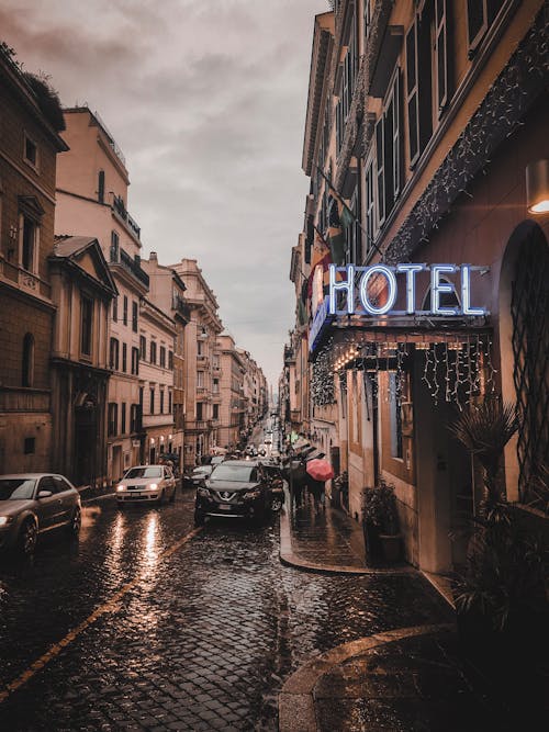 Foto Di Veicoli Su Strada Vicino Agli Edifici