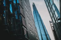 这是一张采用低角度拍摄的戏剧性镜头，捕捉了包括伦敦碎片大厦在内的现代摩天大楼