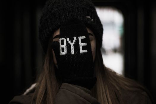 这幅年轻女子戴着帽子和手套的肖像上写有“再见”二字，传达出俏皮的告别意味