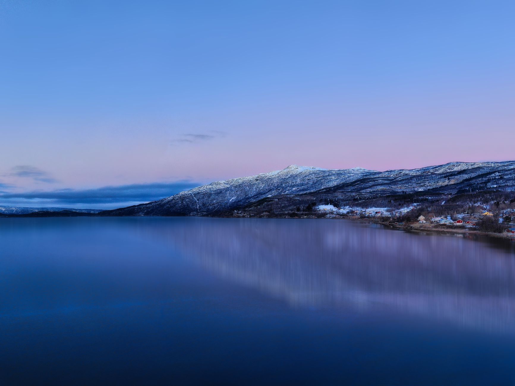 abisko sweden northern lights aurora borealis green sky lake tornetask lapland mountains