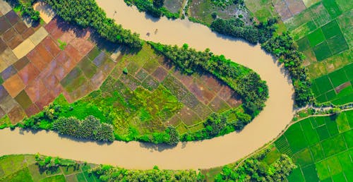 Vista Dall'alto Foto Del Fiume Vicino A Terreni Agricoli