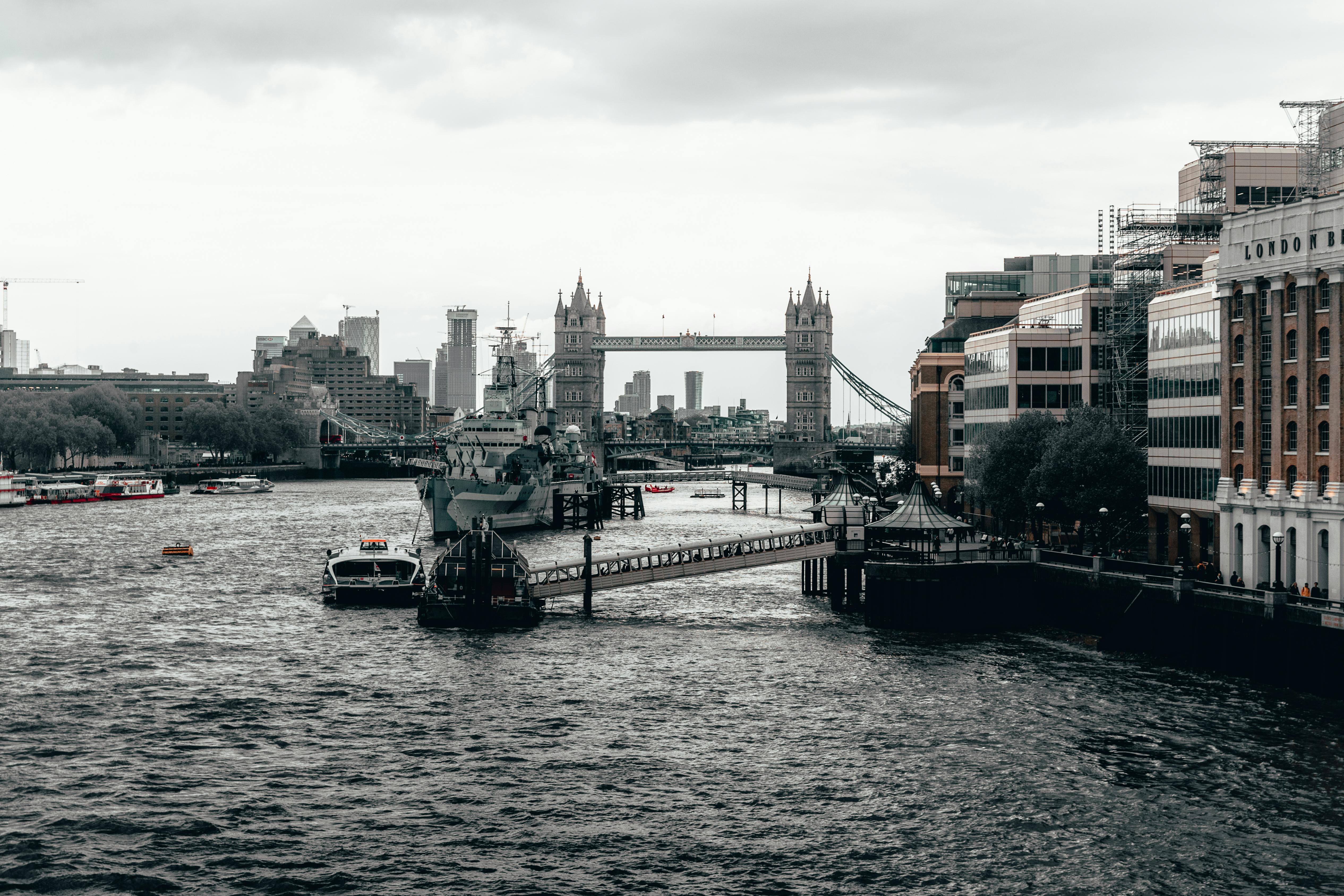 伦敦天际线的迷人景色，以塔桥和繁华的泰晤士河为特色