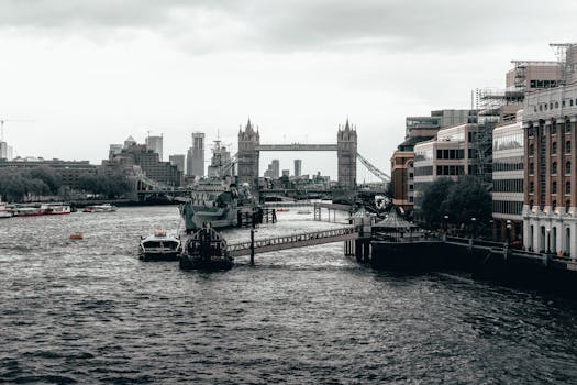 伦敦天际线的迷人景色，以塔桥和繁华的泰晤士河为特色