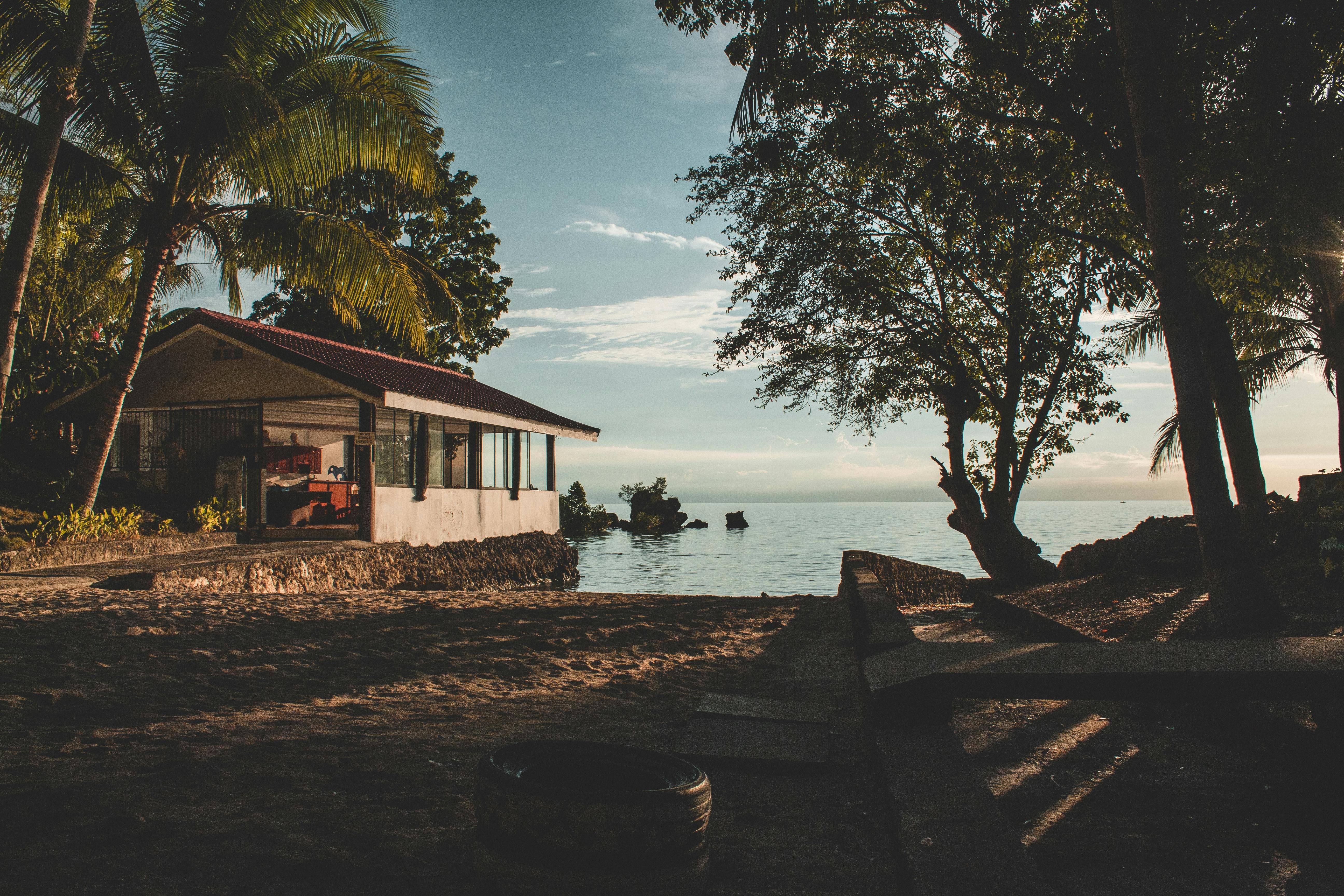 这座宁静的海滨别墅俯瞰大海，坐拥秀丽的日落和郁郁葱葱的树木，非常适合宁静的度假