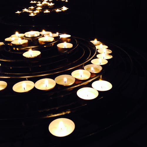 Зажженные свечи на черном фоне