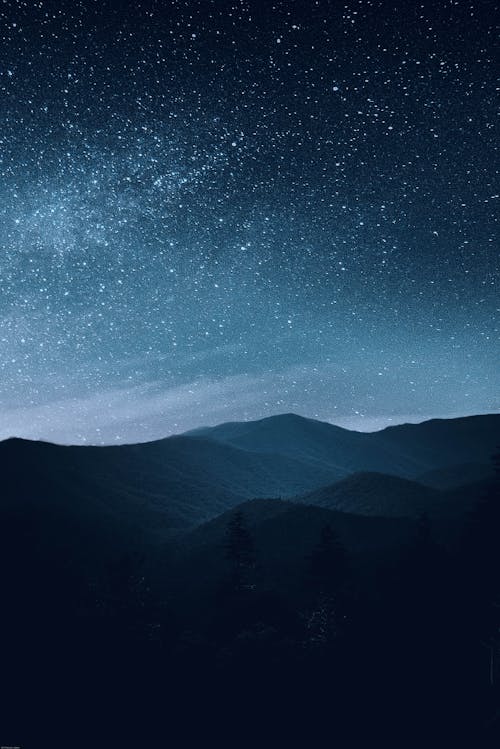 Ücretsiz Dağların üzerinde Yıldızlı Gökyüzü Stok Fotoğraflar