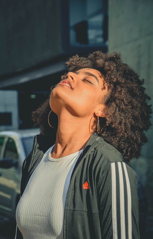 Foto Wanita Dengan Rambut Afro