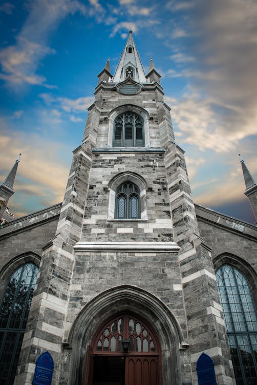 gratis Uitzicht Op Kathedraal Tegen Bewolkte Hemel Stockfoto