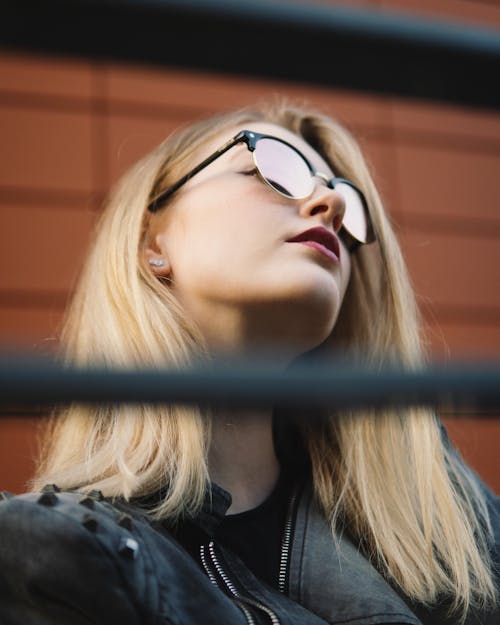 Lage Hoekfoto Van Vrouw Met Zonnebril