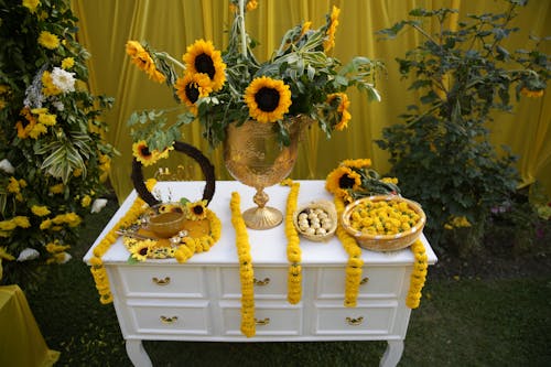 Kostenloses Stock Foto zu aufbau für eine hochzeit, baum, biene