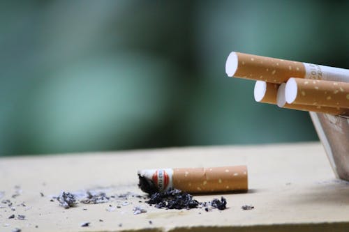 Крупным планом фото пепла от сигарет