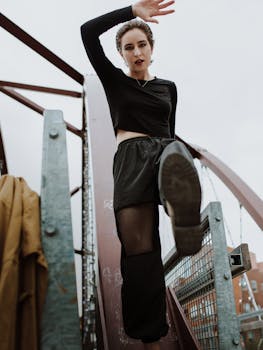 一位时尚的年轻女子在芝加哥大桥上拍照时，摆出了大胆的姿势