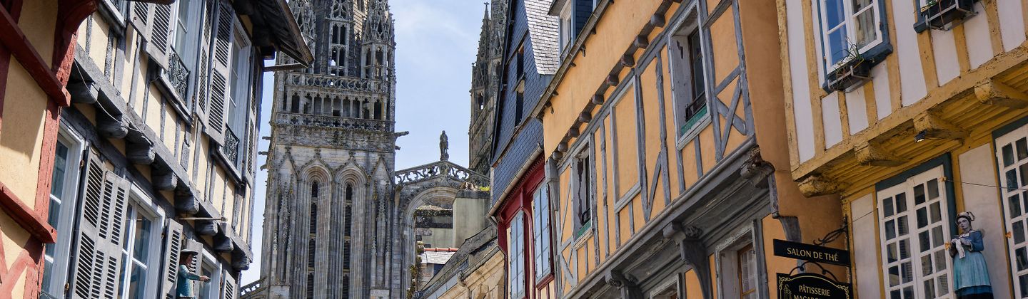 Découvrez l'architecture historique et l'animations des rues du centre-ville médiéval de Quimper sous le soleil.