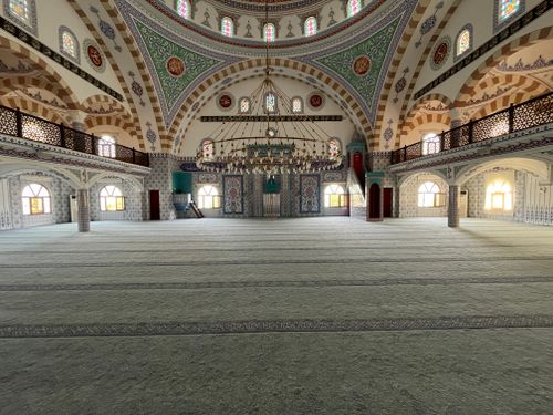 Free Intricate designs inside an expansive Turkish mosque with arched ceilings. Stock Photo