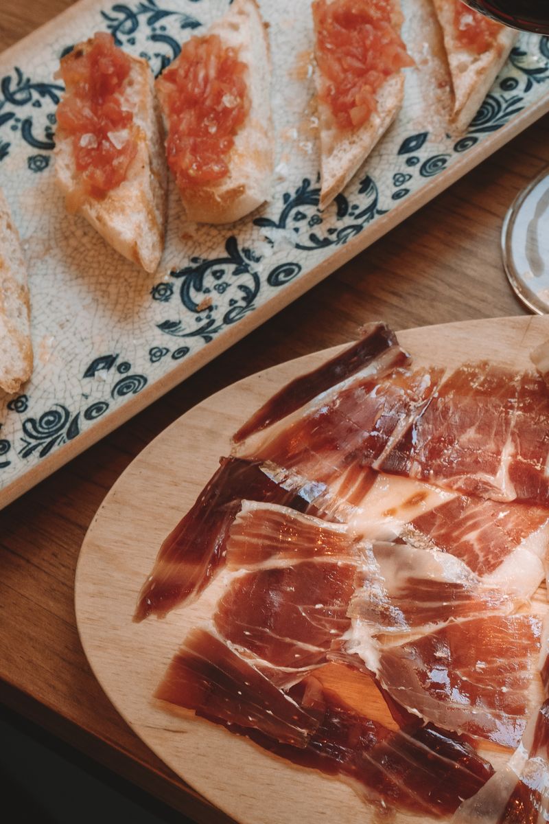 Jamón serrano con pan y tomate