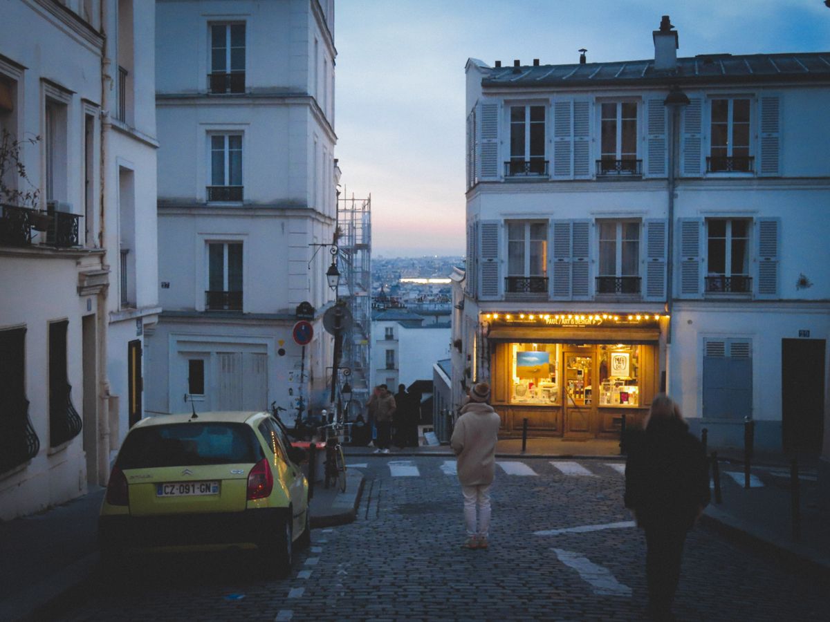 Pietoni pe o stradă din Montmartre, seara