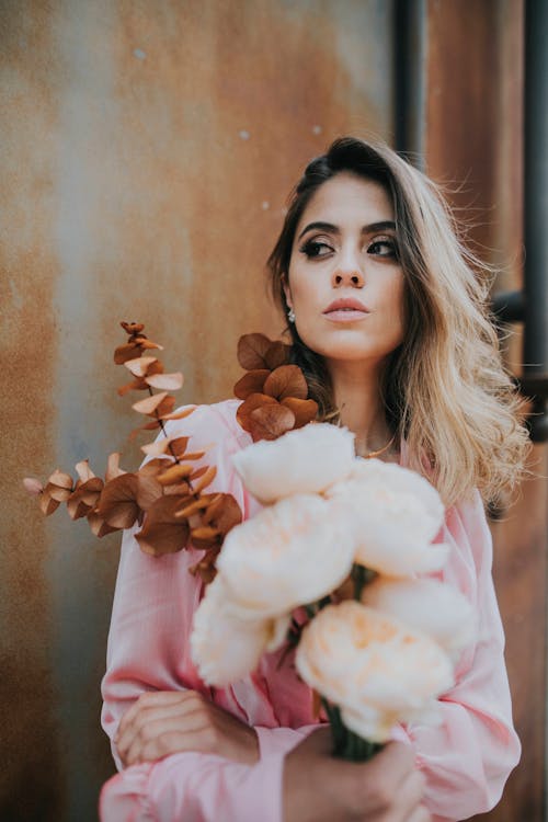 Foto Van Vrouw Met Bloemen