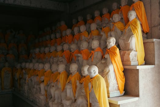 Statua di Buddha dorata in un tempio