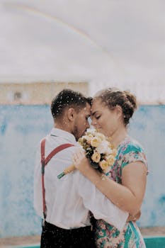 夏日雨中，情侣在彩虹下闭眼拥抱鲜花