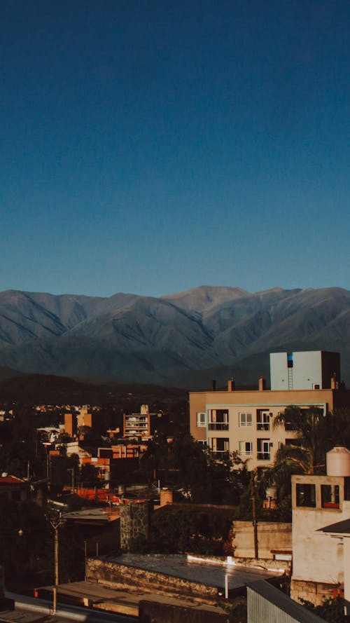 Immagine gratuita di alba, città, montagna