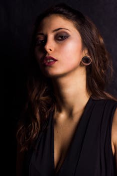 在深色背景下，一位画着戏剧化眼妆和红唇的女性肖像格外引人注目