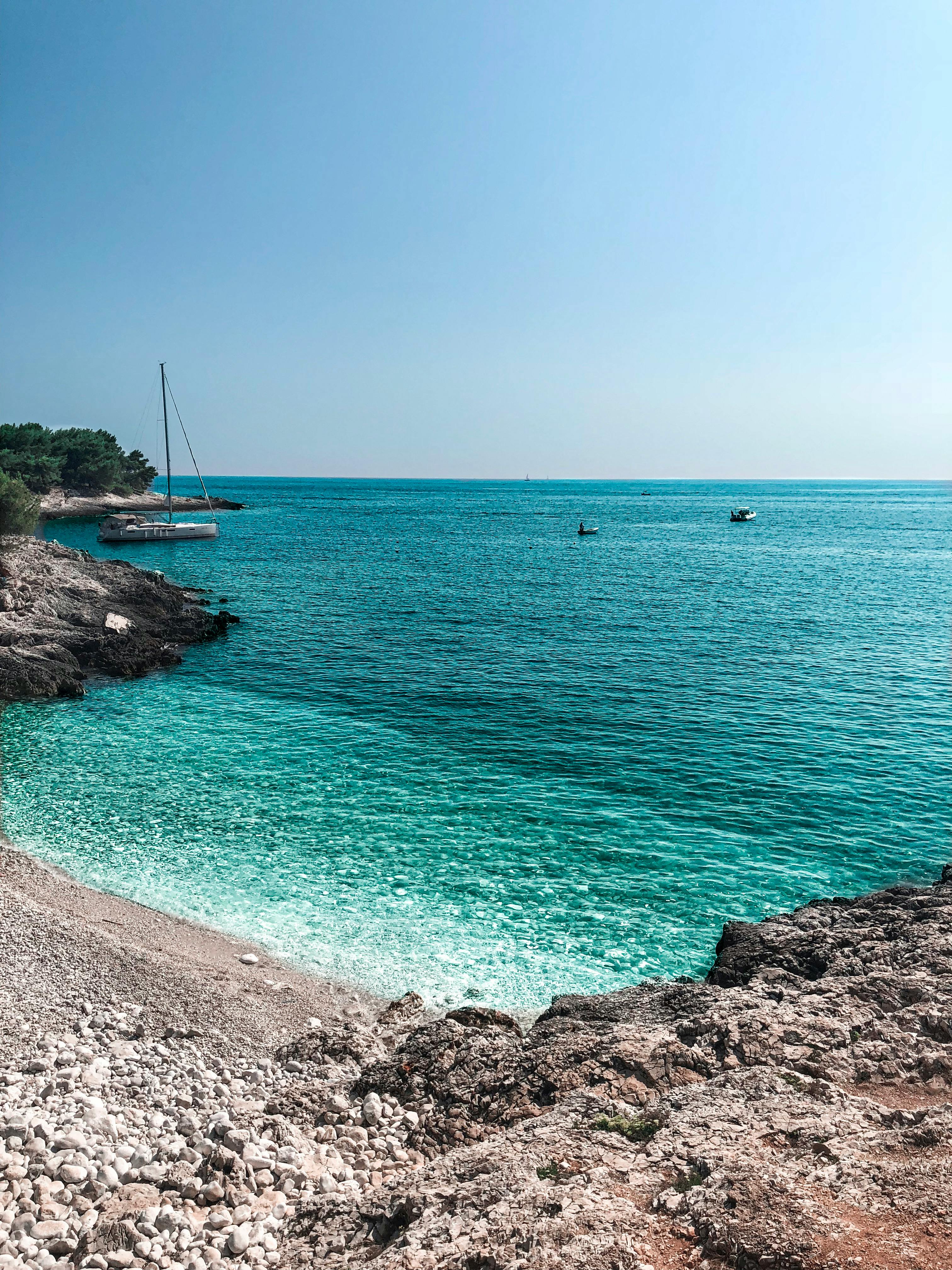 宁静的岩石海滩与碧绿的海水，非常适合夏日宁静的度假