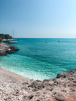 宁静的岩石海滩与碧绿的海水，非常适合夏日宁静的度假