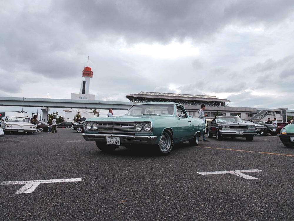 Free Vintage cars gather at an outdoor event, showcasing retro style and automotive history. Stock Photo
