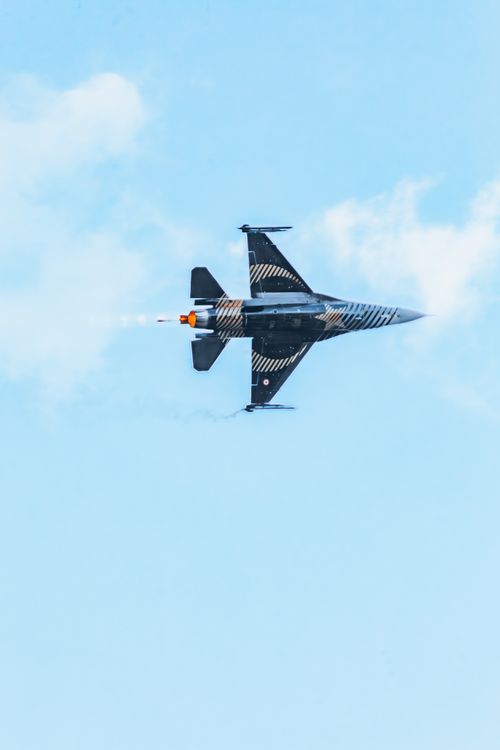 Free Military fighter jet performing aerobatics against a clear blue sky in Konya, Türkiye. Stock Photo
