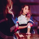 一位年轻女子在室内照镜子的肖像，风格充满活力