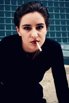 城市环境中，一位红唇女子紧握香烟，喜怒无常的肖像