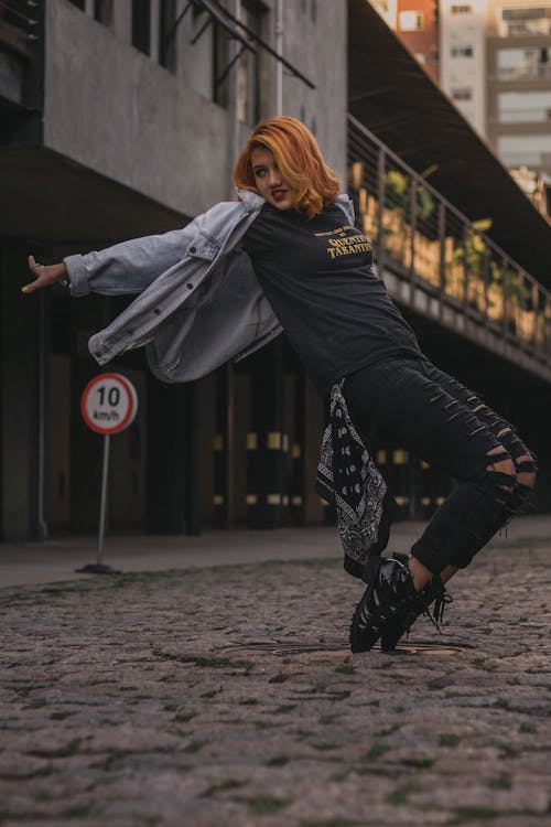 무료 블랙 티셔츠와 블랙 고민 데님 청바지를 입은 여성 스톡 사진