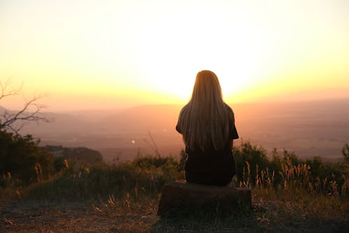 Vrouw Die Bij Zonsondergang Kijkt