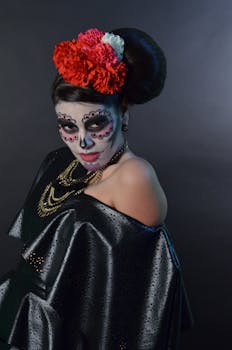 一名女子画着复杂的《亡灵节》面部彩绘，梳着精致的发型