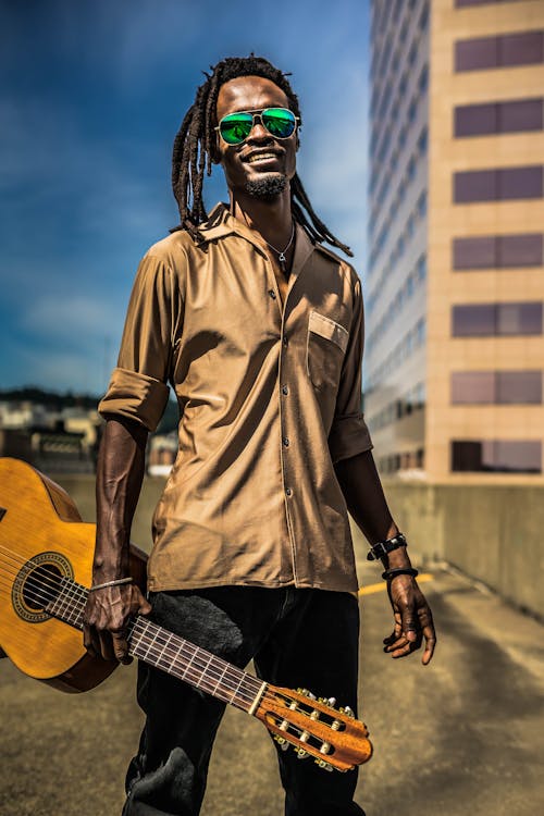 Gratis lagerfoto af afrikansk mand, afroamerikansk mand, akustisk guitar