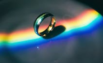 金戒指的特写镜头中，充满活力的彩虹反射营造出艺术阴影