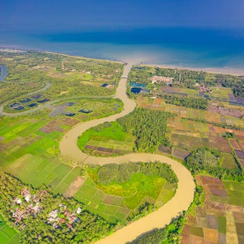 蔚蓝的天空下，郁郁葱葱的农田、蜿蜒的河流与沿海地区的壮丽景色尽收眼底
