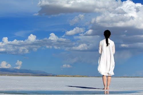 Vrouw Met Paraplu Op Strand