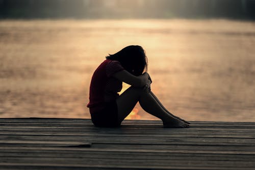 Vrouw Kijken Naar Zee Zittend Op Het Strand