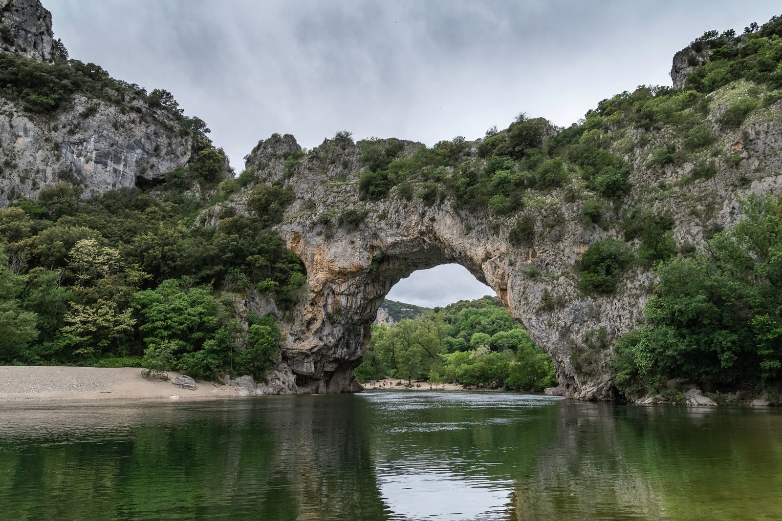 De Pont d’Arc boven de rivier de Ardèche