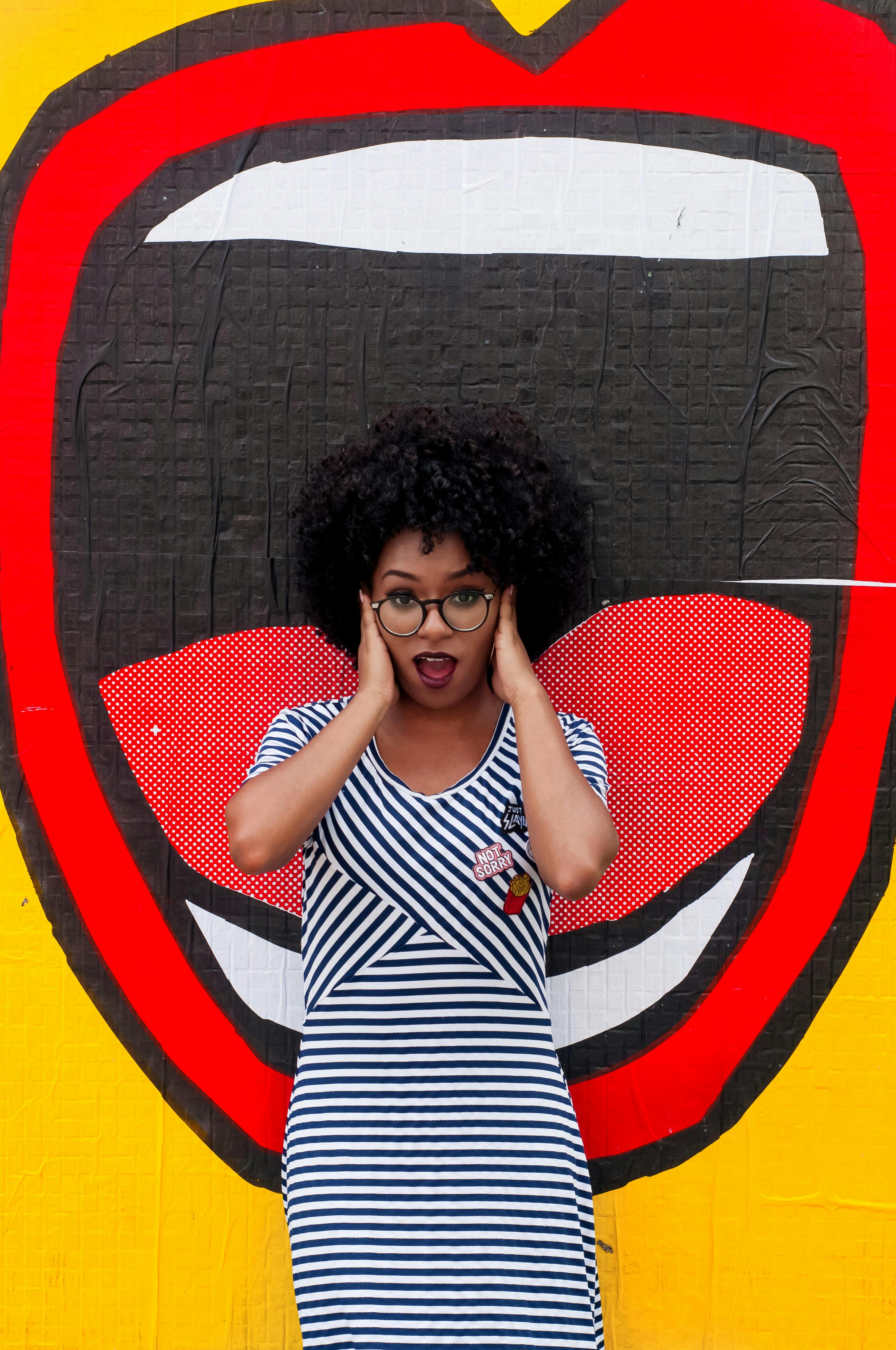 grátis Foto De Mulher Usando Vestido Listrado Foto profissional