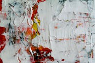 一幅充满活力的抽象绘画特写，纹理以红、白、黄三色呈现