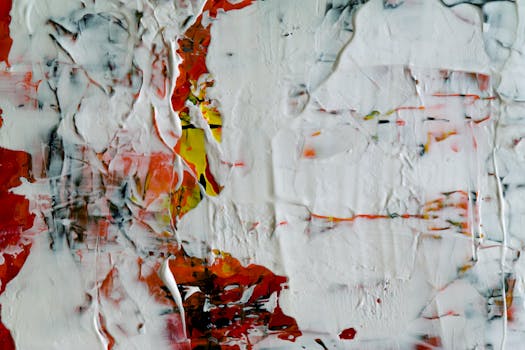 一幅充满活力的抽象绘画特写，纹理以红、白、黄三色呈现