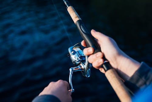 Foto Della Persona Che Tiene La Canna Da Pesca