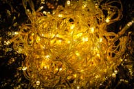 特写的金色灯串错综复杂，与节日的光芒交相辉映，构成完美的节日装饰